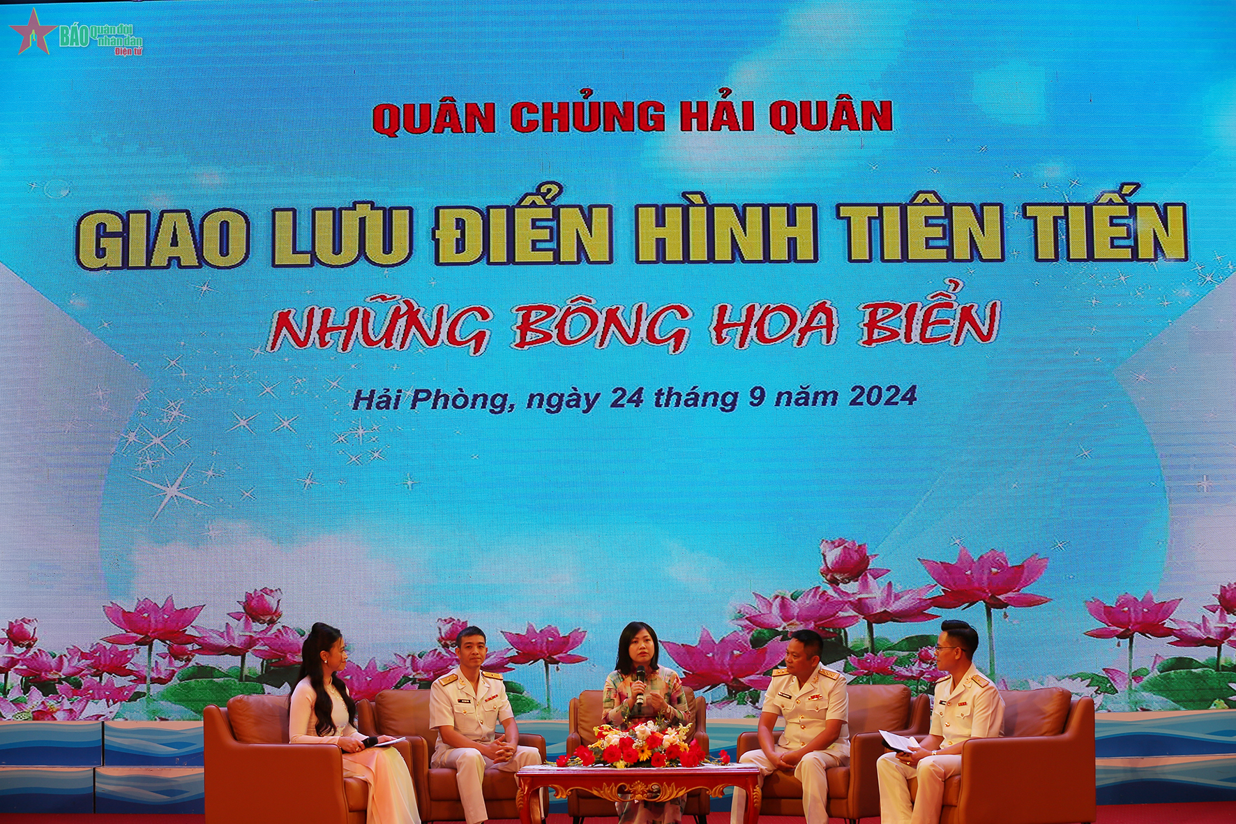Giao lưu điển hình tiên tiến “Những bông hoa biển”